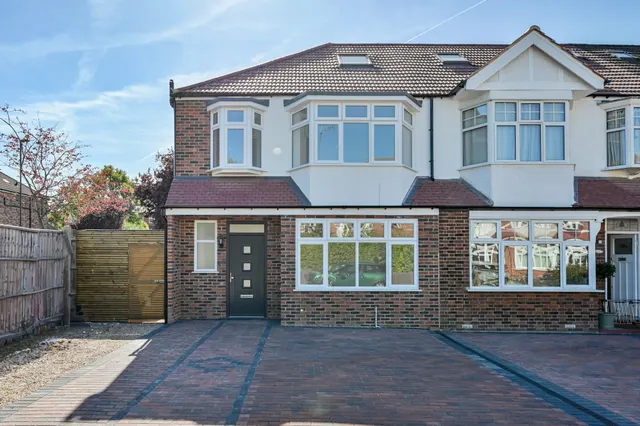 London, SW20, photo 1
