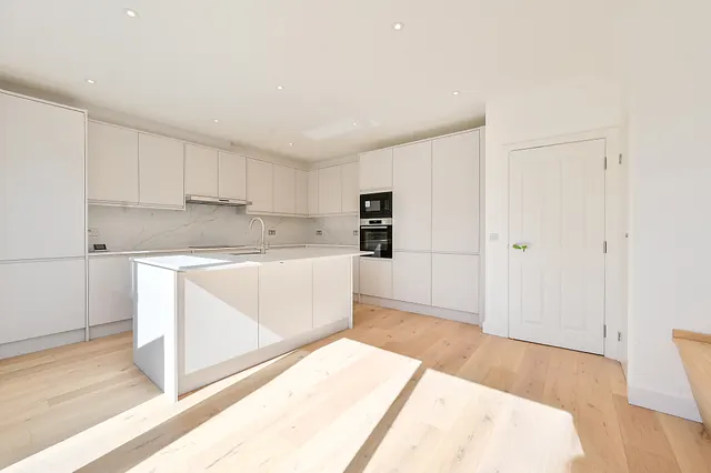London, SW20, photo 3