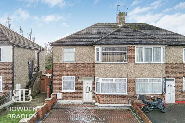 Photo 2 — Walden Way, Hainault, IG6