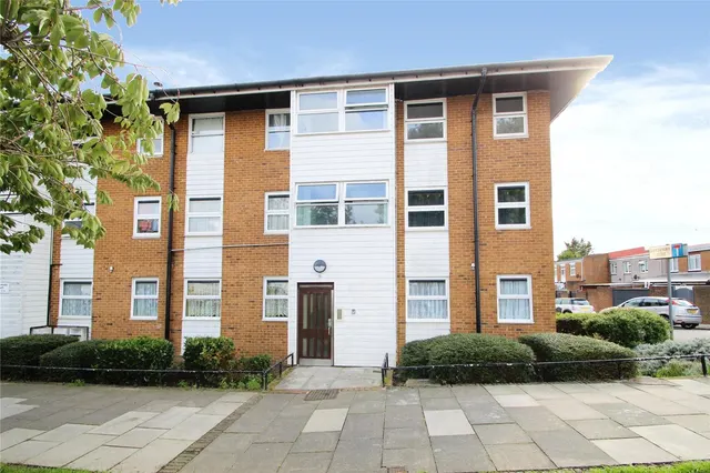 Myrtle Road, Harold Hill, RM3, photo 1