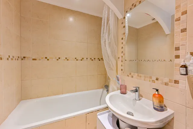 Ground Floor, 16 Westwick Gardens, London, photo 1