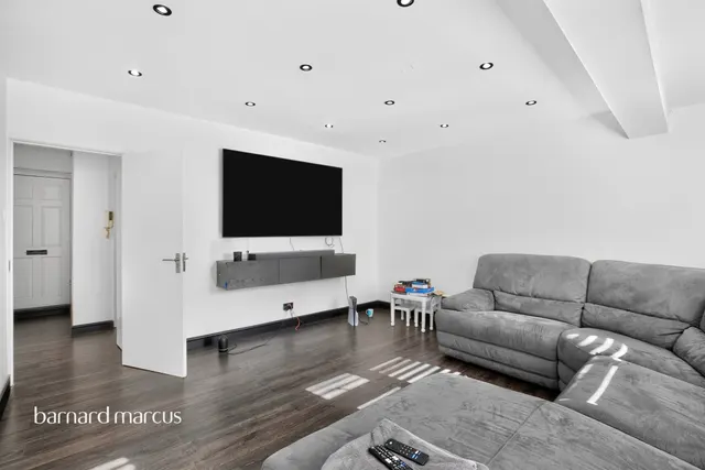 2 bedroom flat, Clayponds Gardens, London, W5