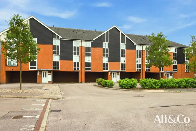 Photo 2 — Griffiths Road, Purfleet-on-Thames, Essex, RM19 1AR