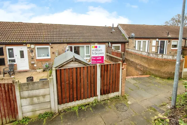 Barnabas Walk, Barnsley, photo 1