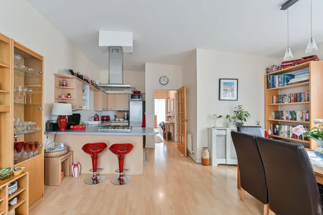Photo 3 — Flat 6, 35 Poynders Road, London