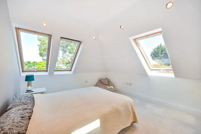 Photo 3 — Flat 8, Whittlesford House, 2C Thetford Road, Surrey