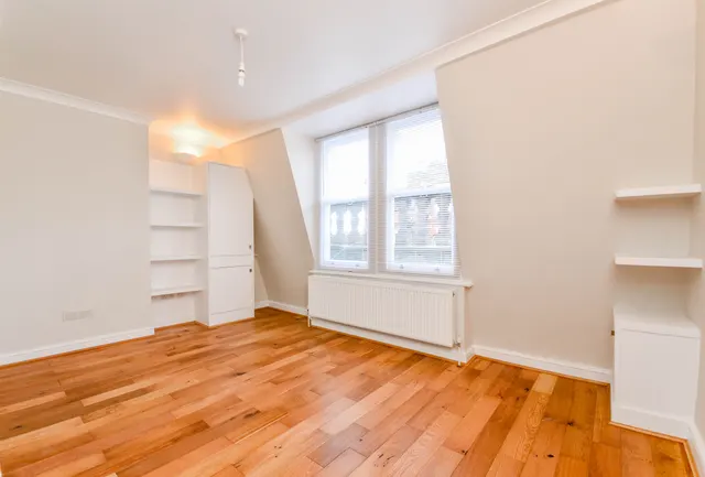 Flat 9, 35-37 Electric Avenue, London, photo 1