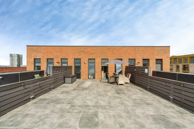 Neptune Place, L8, photo 3