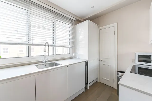 Photo 3 — Flat 9, 1 Sloane Court East, London