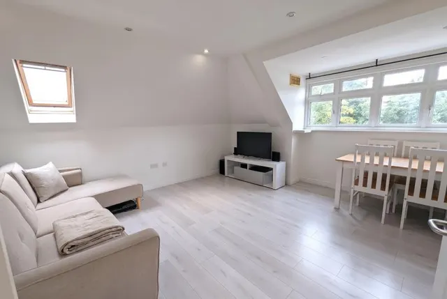 Goldsworth Road, Woking, GU21, photo 2