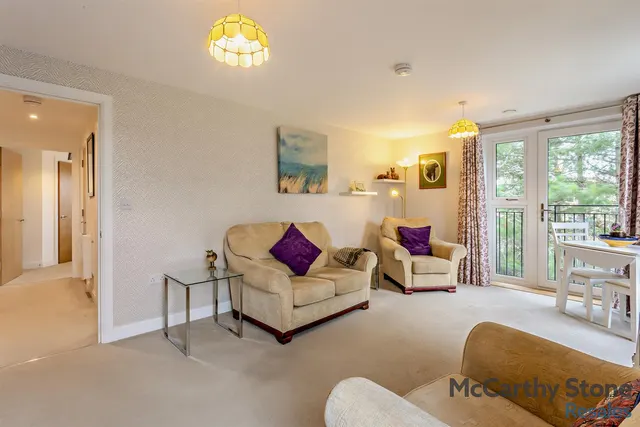 Hindhead Knoll, Walnut Tree, MK7, photo 3