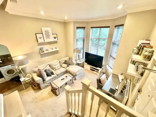 Guildford Road, Farnham, photo 2