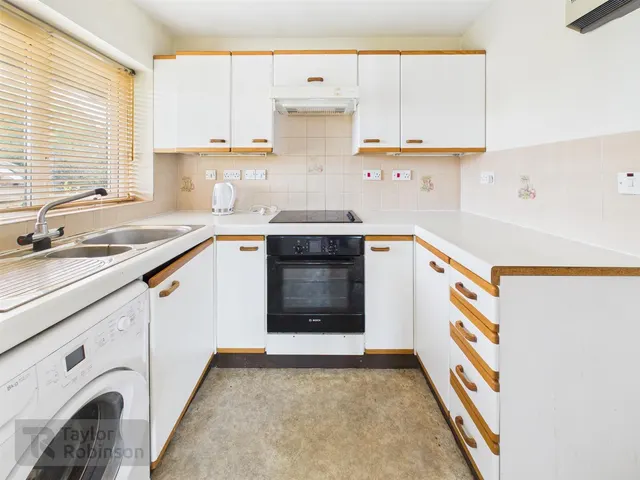 Belloc Close, Pound Hill, RH10, photo 2