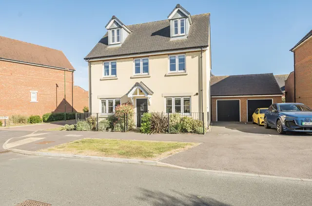 Heron Close, Shopwhyke Lakes, PO20, photo 1