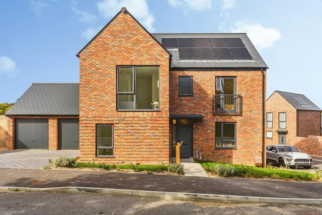 Apricot Crescent, Lindfield, RH16, photo 1