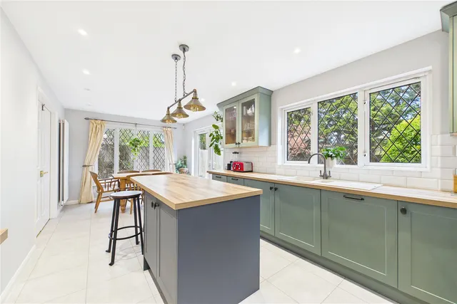 Butler Road, Bagshot, GU19, photo 2