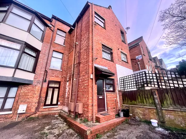 The Warren, Aldershot, Hampshire, GU11 3AB, photo 1
