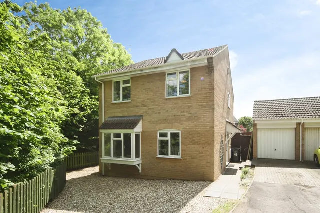 Derwent Grove, Taunton, photo 1