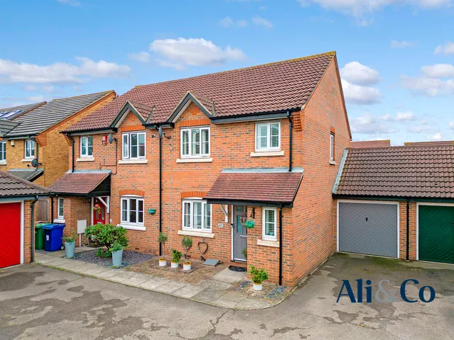 Photo 2 — Francisco Close, Grays, Essex, RM16 6YE