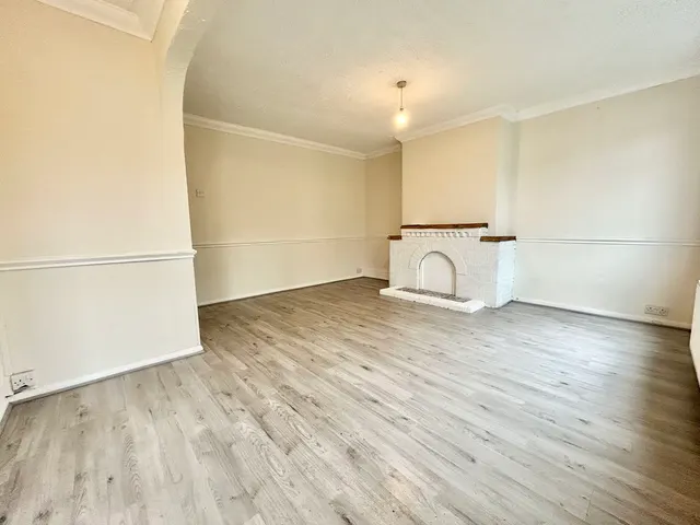 Photo 3 — Evelyn Road, Dunstable LU5 4NQ