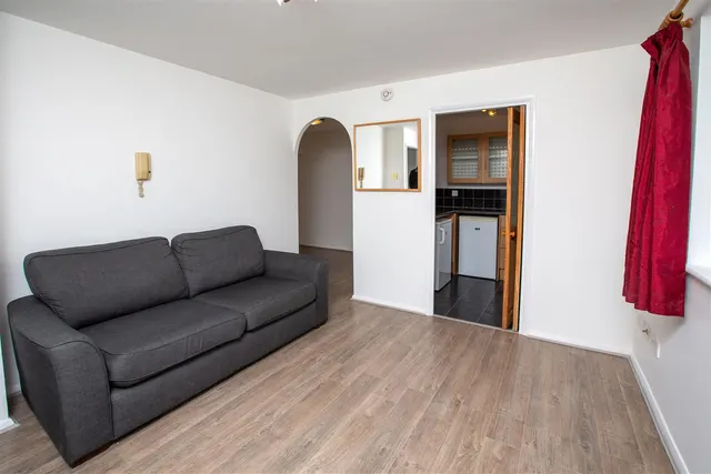 Photo 2 — 214 Westferry Road, London, E14 3RR