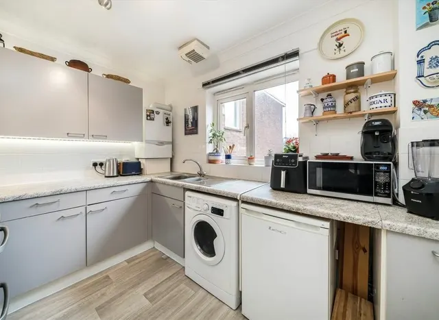Photo 3 — Woodger Road, Shepherds Bush, W12