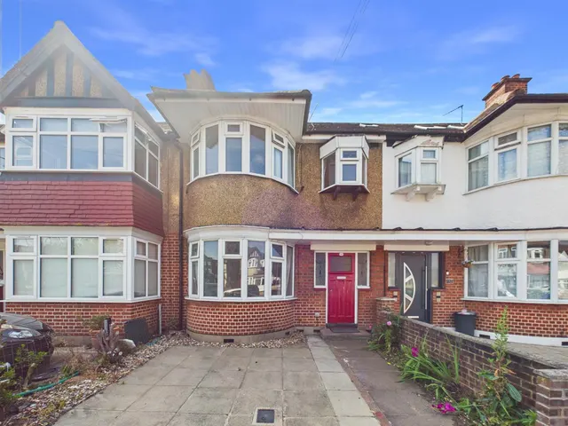 Cornwall Road, Ruislip, Middlesex, HA4 6AP, photo 1