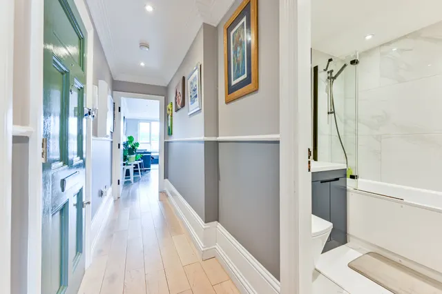 Photo 2 — 27 Centurion Close, London