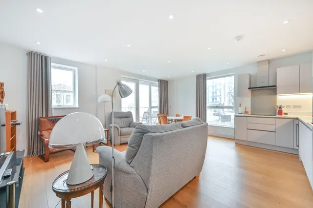 Photo 3 — Flat 25, Guildford House, LONDON