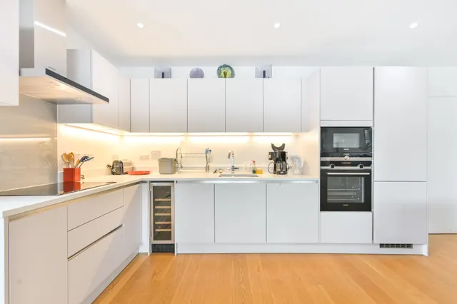 Photo 2 — Flat 25, Guildford House, LONDON