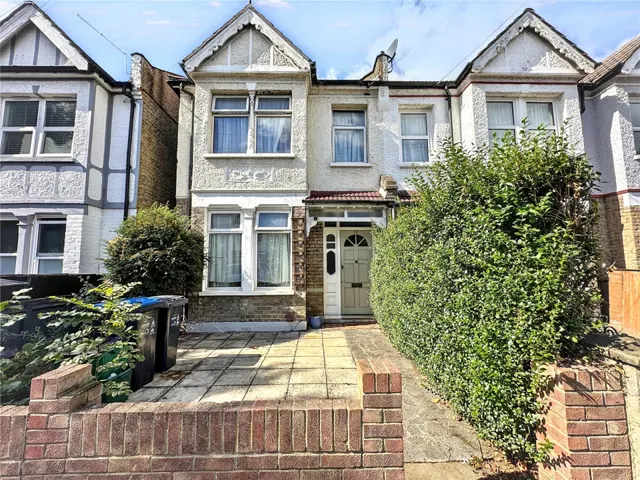 Prince Georges Avenue, Raynes Park, photo 1