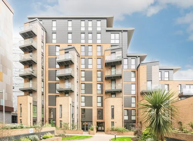 Baltic Avenue, Brentford, TW8, photo 1