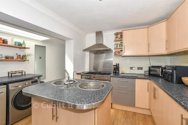 Whitworth Road, Copnor, PO2, photo 3