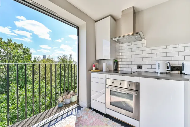 Photo 2 — Top Floor, 38 St Augustines Road, London