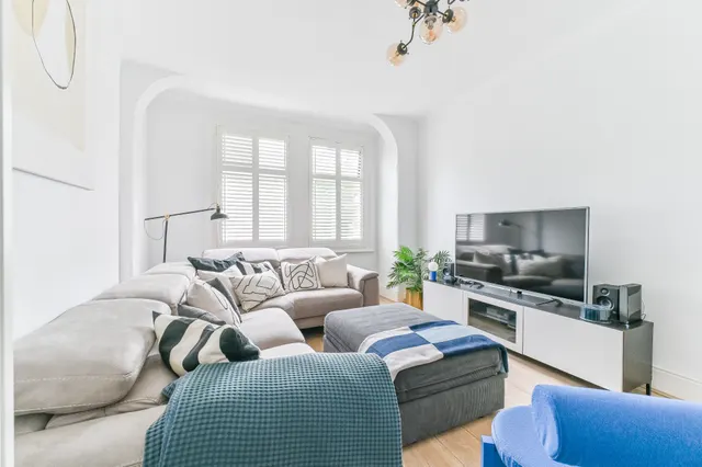 Photo 3 — 73 Estcourt Road, London