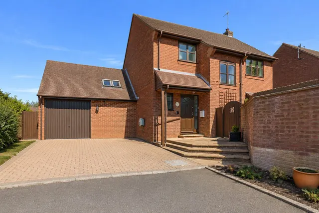 Red Cross Road, Goring On Thames, RG8, photo 1