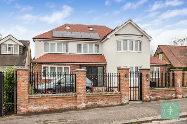 Photo 2 — Willenhall Avenue, New Barnet, Hertfordshire, EN5