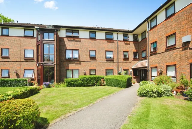 First Avenue, Watford, photo 1