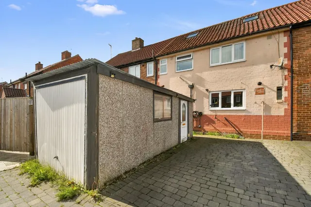 Cedar Close, Ripon, photo 1
