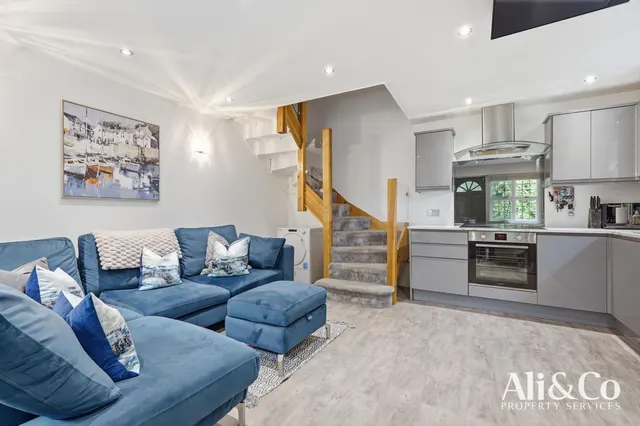Photo 3 — Kiln Way, Grays, Essex, RM17 5JF