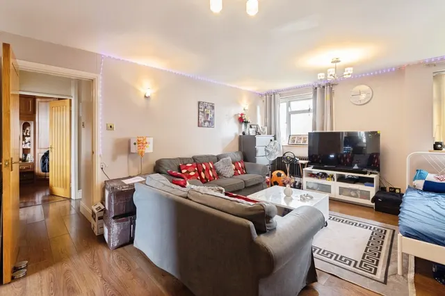 Photo 2 — Canfield Road, RAINHAM, Essex, RM13