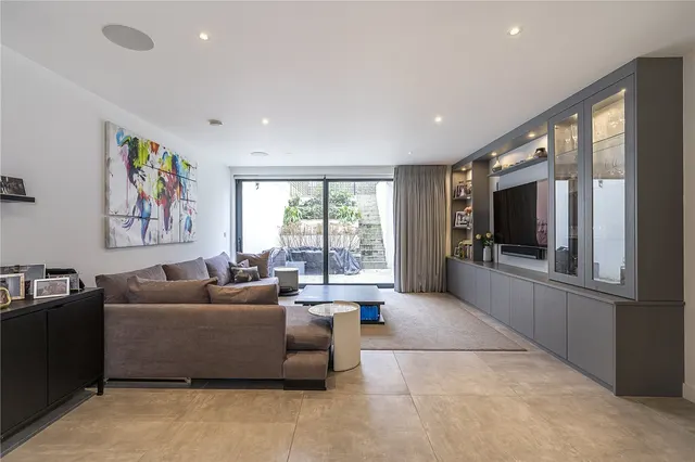 Photo 3 — Pinnacle Close, London, N10