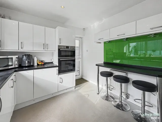Merafield Road, Plympton, photo 1