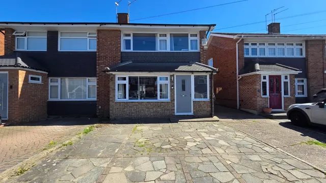 3 bedroom house — Lonsdale Crescent, Dartford, DA2 6LQ