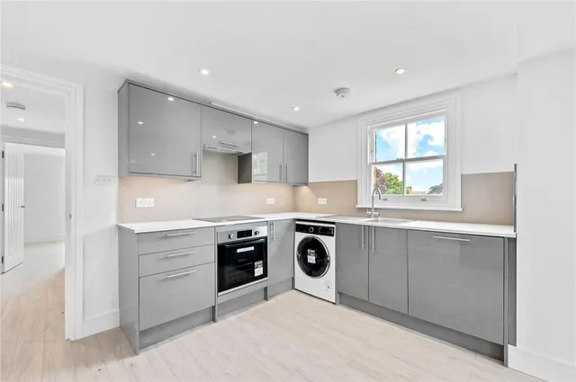 Upper Richmond Road, London, photo 2