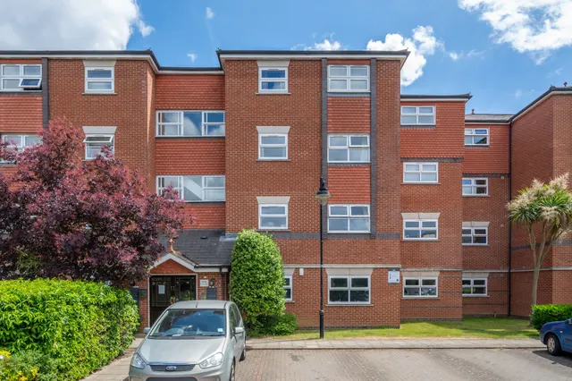 Photo 2 — 23 Lisle Close, London