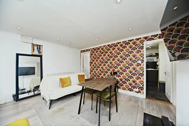 Photo 3 — Tanfield Road, Croydon