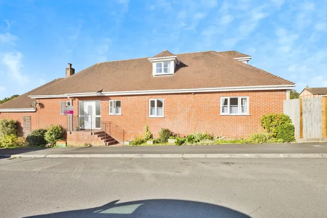 Elizabeth Way, Chard, photo 1