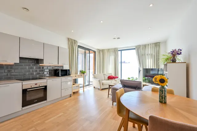 Photo 2 — 2 Madison Heights, 2a Milner Road, London