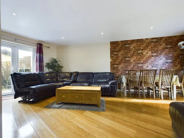 Photo 3 — Bernwelle Avenue, Romford, RM3